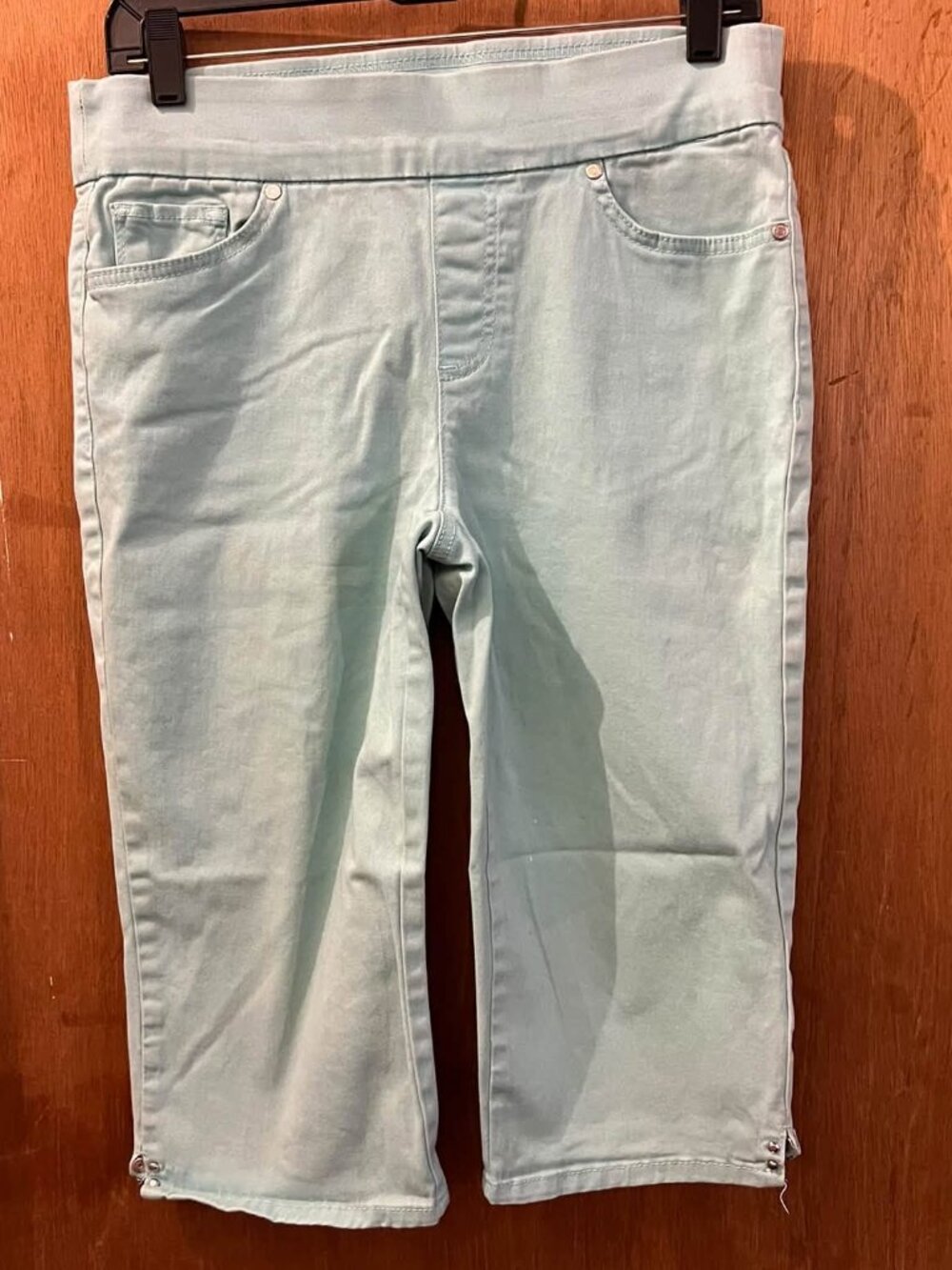 Size 8 - Gloria Vanderbilt - Light Turquoise Denim Knee Length Capri Pants - W32